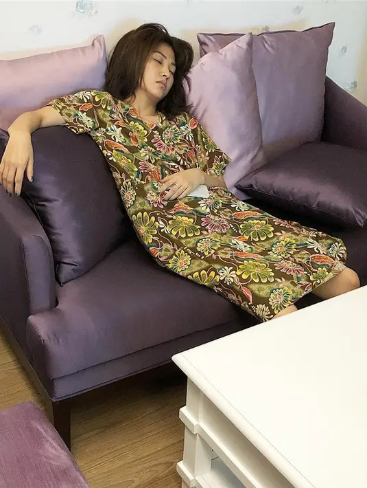 Salah satu kebiasaan Sarwendah saat malam adalah menunggu suami pulang kerja. Sambil tertidur di sofa dan pegang handphone di depan tv, ibu satu anak itu setia menunggu suami pulang. (Instagram/ruben_onsu)