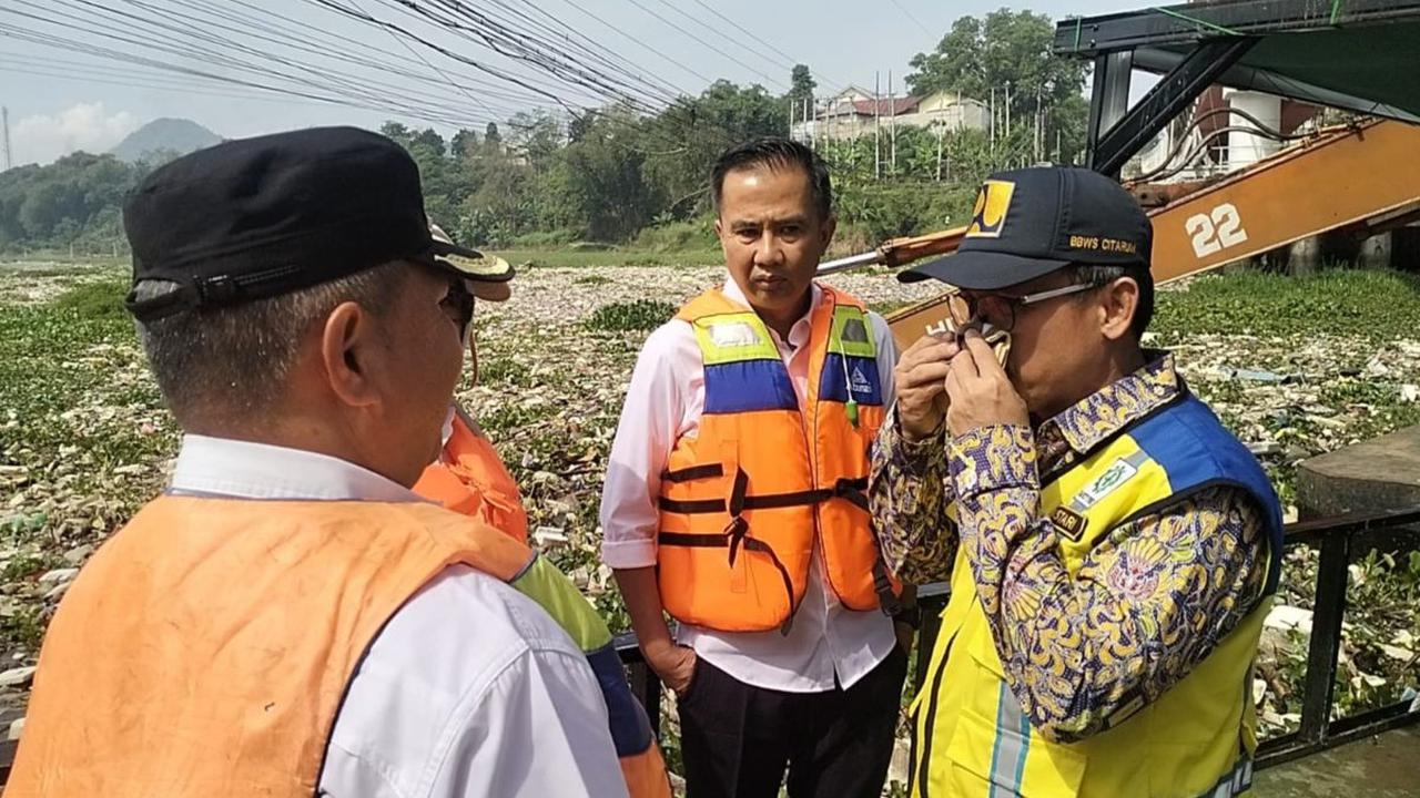 Penjabat Gubernur Jabar Bey Machmudin meninjau langsung aliran Sungai Citarum di jembatan BBS Batujajar, Rabu (12/6). <br>