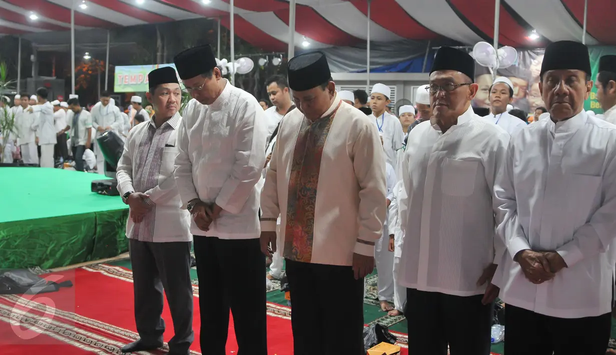 Sejumlah petinggi KMP bersiap untuk Salat Magrib di acara buka puasa bersama di kawasan Menteng, Jakarta, Sabtu (4/7/2015). Dalam acara tersebut hadir sekitar 3500 anak yatim. (Liputan6.com/Herman Zakharia)