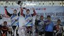 Richard Dibben (ketiga dari kiri) menjadi juara pada putaran kedua FIM Asia Supermoto 2016 di Kompleks Stadion Kanjuruhan, Malang, Minggu (9/10/2016) (Bola.com/Reza Bachtiar)