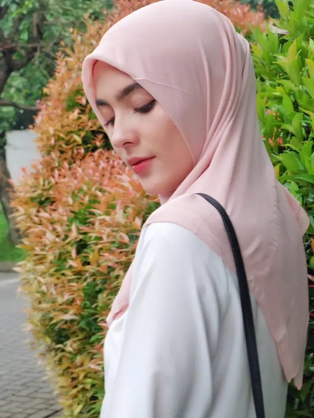 Kini Tampil Berhijab, Ini 6 Potret Terbaru Lidi Brugman Istri Lucky Perdana