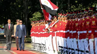 Kedatangan Presiden Mesir Abdel Fattah Al Sisi disambut dengan upacara kenegaraan saat tiba di Istana Merdeka, Jakarta, Jumat (4/9/2015). Kunjungan Al Sisi untuk mengadakan kerjasama ekonomi dengan Indonesia. (Liputan6.com/Faizal Fanani)