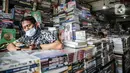 Pedagang menunggu pembeli buku di kawasan Kwitang Jakarta, Jumat (26/6/2020). Sejumlah pedagang mengaku penjualan buku mengalami penurunan hingga 50 persen karena imbauan Pemerintah untuk tinggal dirumah dan libur sekolah selama pandemi COVID-19. (Liputan6.com/Faizal Fanani)