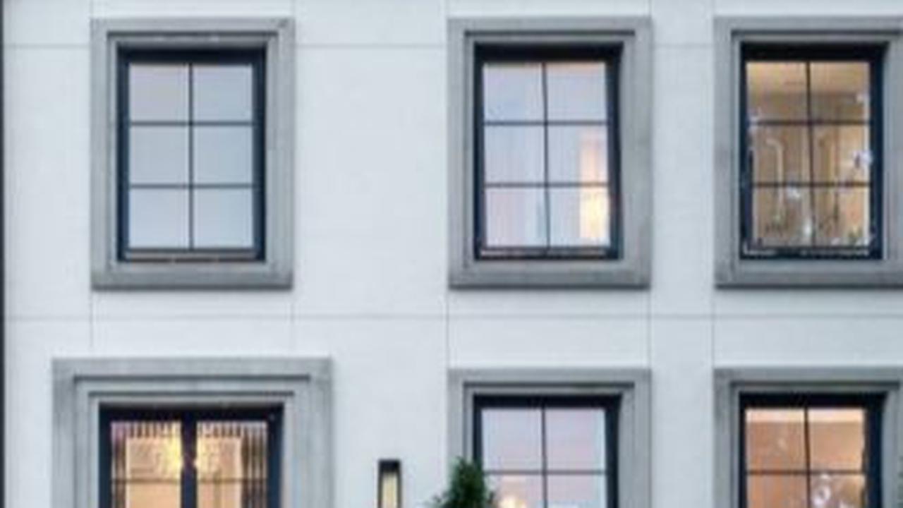 Desain Rumah Klasik dengan Jendela Banyak
