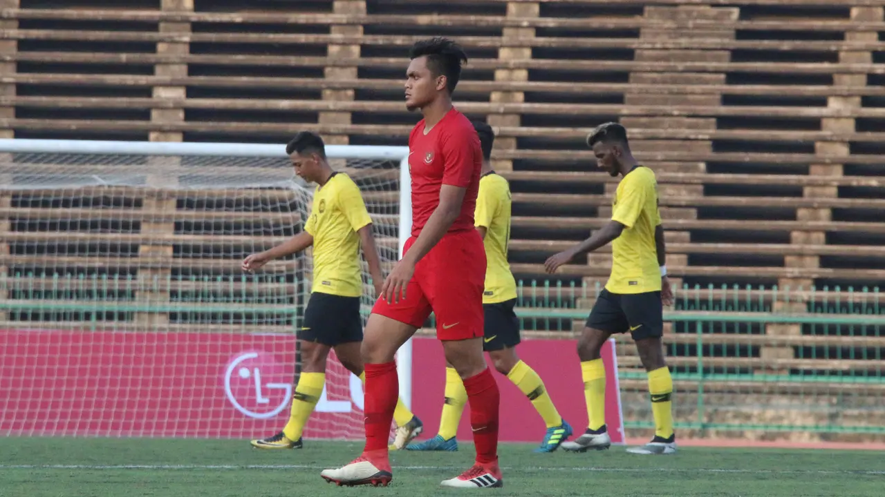 Bek Timnas Indonesia U-22, Rachmat Irianto, tampak kecewa usai ditahan imbang Malaysia U-22 pada laga Piala AFF U-22 2019. (Bola.com/Zulfirdaus Harahap)