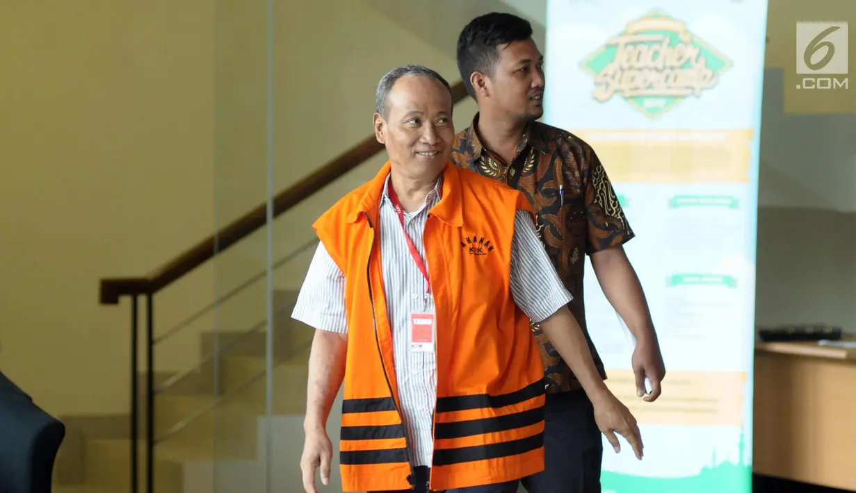 Terdakwa kasus dugaan korupsi KTP Elektronik Sugiharto usai menjalani pemeriksaan lanjutan di Gedung KPK, Jakarta, Jumat (10/11). Sugiarto diperiksa terkait pengembangan kasus dugaan korupsi pengadaan e-KTP. (Liputan6.com/Helmi Fithriansyah)
