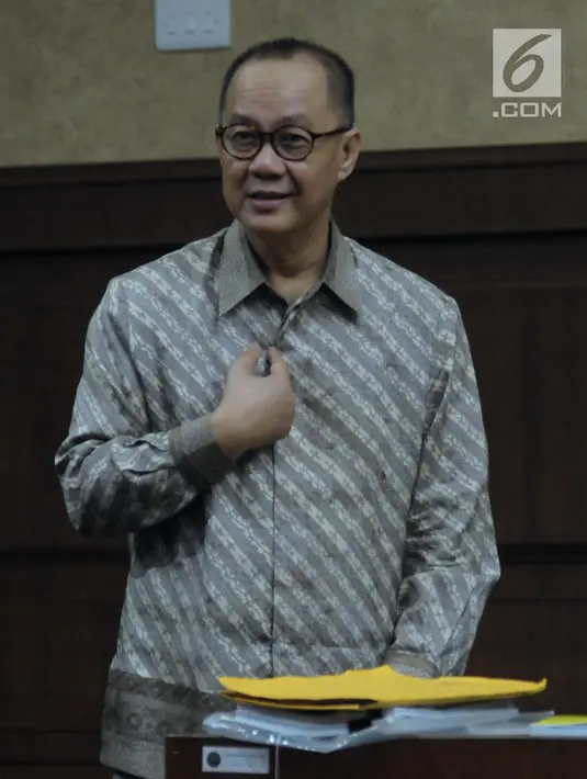 Terdakwa penerbitan SKL terhadap obligor BLBI, Syafruddin Arsyad Temenggung bersiap menjalani sidang lanjutan di Pengadilan Tipikor, Jakarta, Kamis (21/6). Sidang mendengar keterangan saksi. (Liputan6.com/Helmi Fithriansyah)