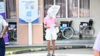 Seorang kakek di Penang, Malaysia pakai kantong plastik saat divaksin COVID-19 dan meninggalkan setumpuk uang untuk tenaga kesehatan setelahnya. (dok. Facebook Universiti Sains Malaysia)
