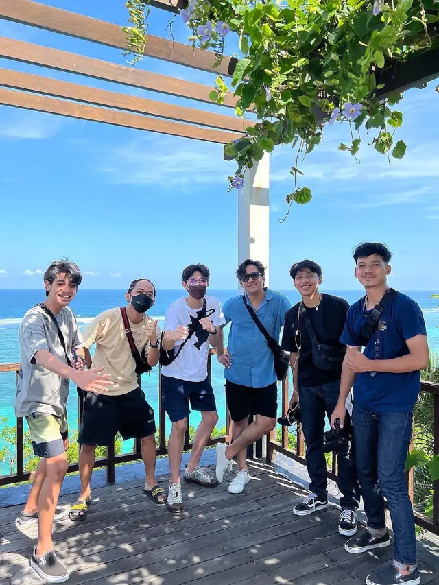 7 Momen Liburan Andre Taulany di Bali, Tampil Mesra Bersama Istri