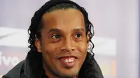 Legenda Brasil, Ronaldinho, resmi ditunjuk menjadi duta Barcelona 2017. (EPA/Andy Rain)