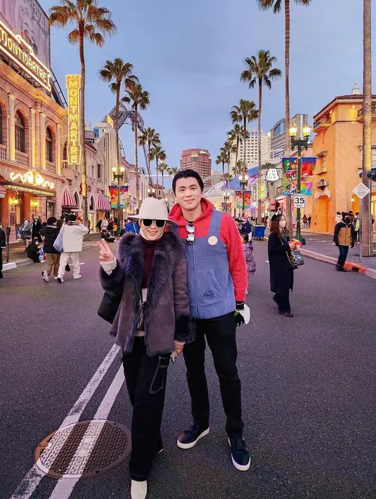 Reino Barack cosplay jadi Mario Bros saat liburan di taman bermain (Sumber: Instagram/princessyahrini)