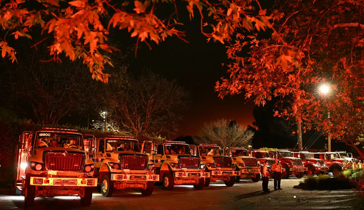 Ratusan truk Pemadam Kebakaran Hutan LAFD disiagakan untuk mengantisipasi meluasnya Kebakaran Palisades di lingkungan Encino di Los Angeles, California. (Patrick T. Fallon/AFP)