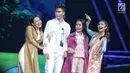 Varrel Bramasta bersama pemain sinetron Siapa Takut Jatuh Cinta saat menampilkan drama musikal dalam malam puncak Hut SCTV ke-28, Tangerang, Jumat (24/8). Tema Hut ke-28 SCTV adalah The Greatest Celebration. (Liputan6.com/Faizal Fanani)
