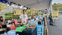 Para pelaku UMKM di Stadion Si Jalak Harupat, Kabupaten Bandung turut mendapatkan manfaat dari digelarnya Piala Presiden 2025. (Bola.com/Muhammad Faqih)