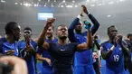 Para pemain timnas Prancis melakukan selebrasi usai menang atas Islandia dalam laga babak perempat final Piala Eropa di Stade Velodrome, Perancis, (3/7). Prancis melaju ke Semifinal usai menang atas Islandia dengan skor 5-2. (REUTERS/Darren Staples)