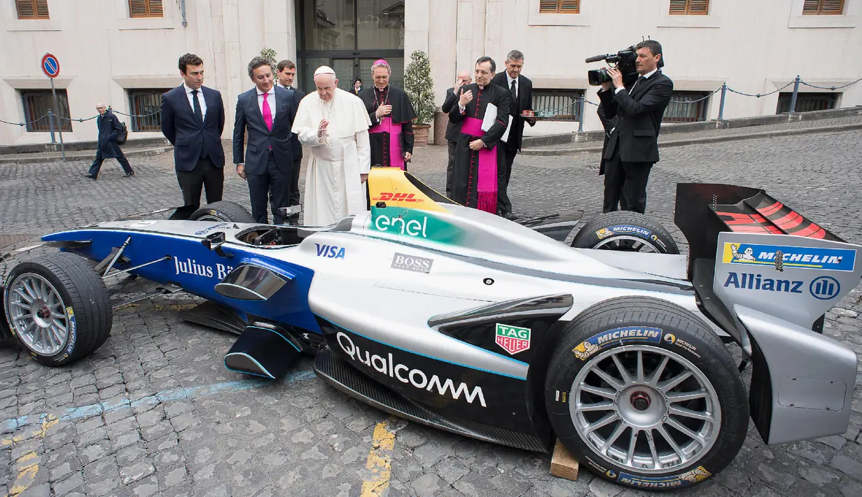 Paus Fransiskus memberkati mobil balap listrik Formula E di Vatikan (11/4). Acara itu dihadiri pejabat tertinggi seri Formula E dan pembalap. (AFP Photo/Media Vatikan)