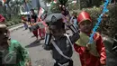 Seorang murid TK Sekolah Alternatif untuk Anak Jalanan (SAAJA) mengenakan kostum polisi cilik saat pawai di kawasan Kuningan, Jakarta, Kamis (21/4). Kegiatan diikuti sekitar 70 anak-anak kurang mampu di ibukota. (Liputan6.com/Faizal Fanani)
