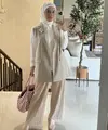Gaya modest Irish Bella terlihat begitu inspiratif. Paduan pleats dan oversized vest hadirkan gaya chic yang memukau. [Foto: Instagram/ Irish Bella]