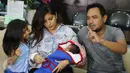 Pasangan selebriti Meisya Siregar dan Bebi Romeo memberikan keterangan pers terkait kelahiran anak ke 3 mereka di kawasan Panglima Polim, Jakarta, Minggu (27/11). (Liputan6.com/Herman Zakharia)  