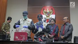 Penyidik KPK memperlihatkan uang hasil OTT Bupati Subang Imas Aryumningsih di Gedung KPK, Jakarta, Rabu (14/2). Politisi Partai Golkar tersebut diduga terlibat kasus perizinan prinsip penggunaan lahan untuk perusahaan. (Liputan6.com/Herman Zakharia)