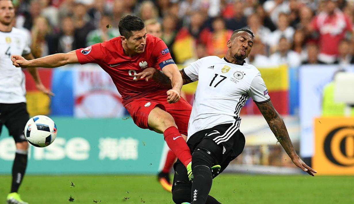 Jerome Boateng melakukan dua kali intersep, empat kali penyelamatan dan 75% tekel bersih saat Jerman bermain imbang 0-0 melawan polandia, (16/6/2016). (AFP/Franck Fife)