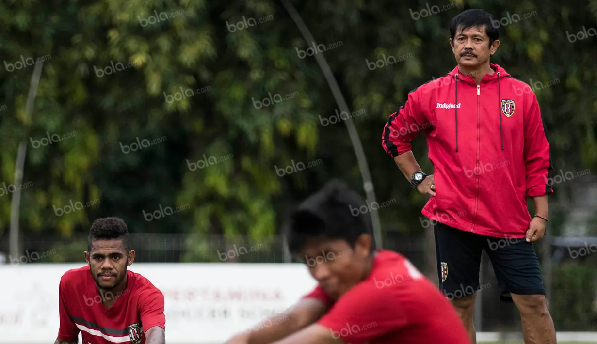 Pelatih Bali United, Indra Sjafri, memimpin latihan anak asuhnya di Lapangan Pertamina, Simprug, Jakarta, Rabu (6/4/2016). (Bola.com/Vitalis Yogi Trisna)