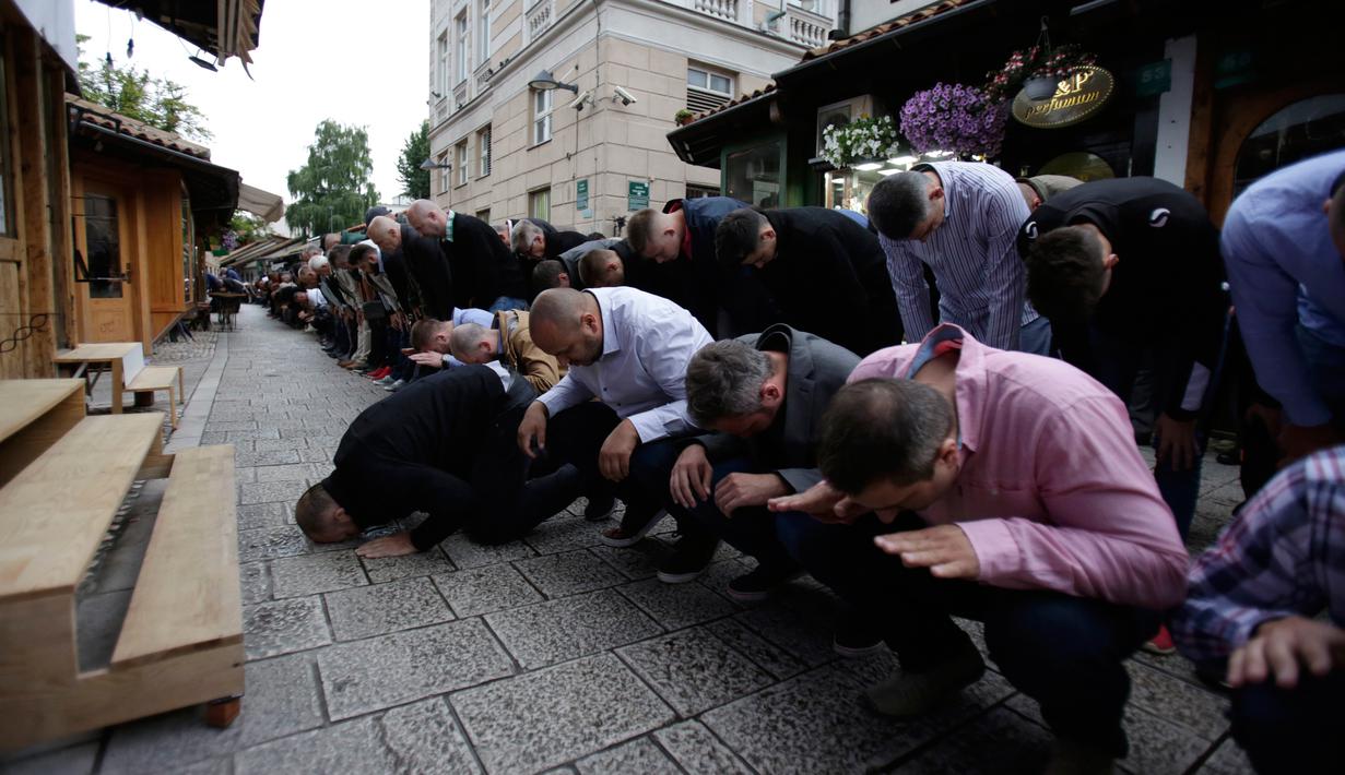 Umat muslim Bosnia melaksanakan salat Idul Fitri 1439 H di di jalan dekat Masjid Begova di Sarajevo, Bosnia (15/6). (AP Photo / Amel Emric)