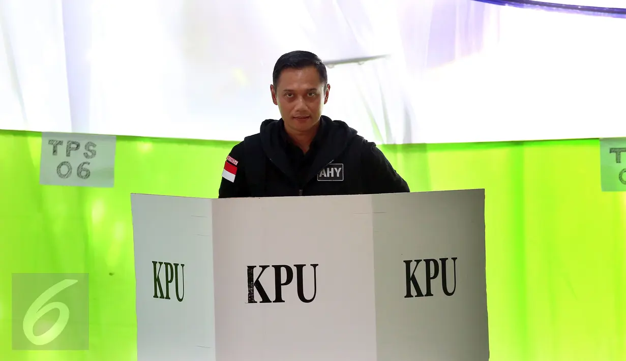 Cagub DKI Agus Harimurti Yudhoyono  berada di dalam bilik suara saat mengikuti proses pencoblosan Pilkada DKI 2017 di TPS 06, Rawa Barat, Jakarta, Rabu (15/2). Agus Yudhoyono datang bersama istri, Annisa Pohan dan anaknya. (Liputan6.com/Johan Tallo)