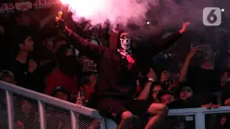 Suporter Persija menyalakan suar saat merayakan HUT ke-91 Persija dan kemenangan atas Persipura di laga lanjutan Shopee Liga 1 Indonesia 2019 di Stadion Utama Gelora Bung Karno, Jakarta, Kamis (28/11/2019). Persija unggul 1-0. (Liputan6.com/Helmi Fithriansyah)