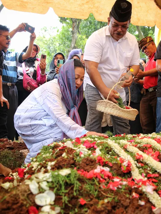 Menurut Sari, pihak keluarga juga tak mendapatkan firasat sebelum Nomo meninggal dunia. "Tidak ada yang pernah merasa Pakde saya mau meninggal. Tidak ada firasat, semua berbahagia bahwa Pakde saya dipanggil Yang Maha Kuasa dalam keadaan tenang," kata Sari. [Foto:Adrian Putra/Fimela.com]