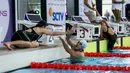 Selebritas Indonesia, Emyr Razan merayakan kemenangan dalam cabor renang nomor estafet 200 meter Turnamen Olahraga Selebriti Indonesia (TOSI) Season 3 yang berlangsung di PPOP Ragunan, Jakarta Timur, Sabtu (19/10/2024). (Bola.com/Bagaskara Lazuardi)