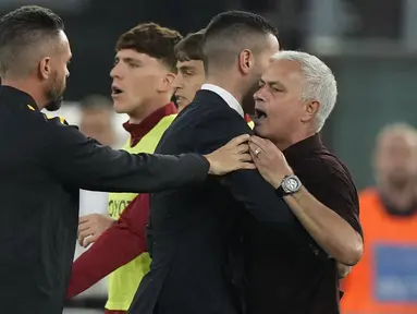 Pelatih yang sarat dengan kontroversi, Jose Mourinho kembali berulah. Juru taktik asal Portugal berusia 59 tahun yang sejak awal musim 2021/2022 membesut AS Roma di Liga Italia ini baru saja mendapatkan kartu merah di pekan ke-7 Serie A 2022/2023 saat AS Roma menjamu Atalanta, Minggu (18/9/2022). (AP/Andrew Medichini)