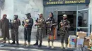 Pasukan Taliban berjaga-jaga dalam Bandara Internasional Hamid Karzai setelah penarikan Amerika Serikat (AS) di Kabul, Afghanistan, Selasa (31/8/2021). Taliban memegang kendali penuh atas Bandara Kabul setelah pesawat AS terakhir meninggalkan landasan pacu. (AP Photo/Kathy Gannon)