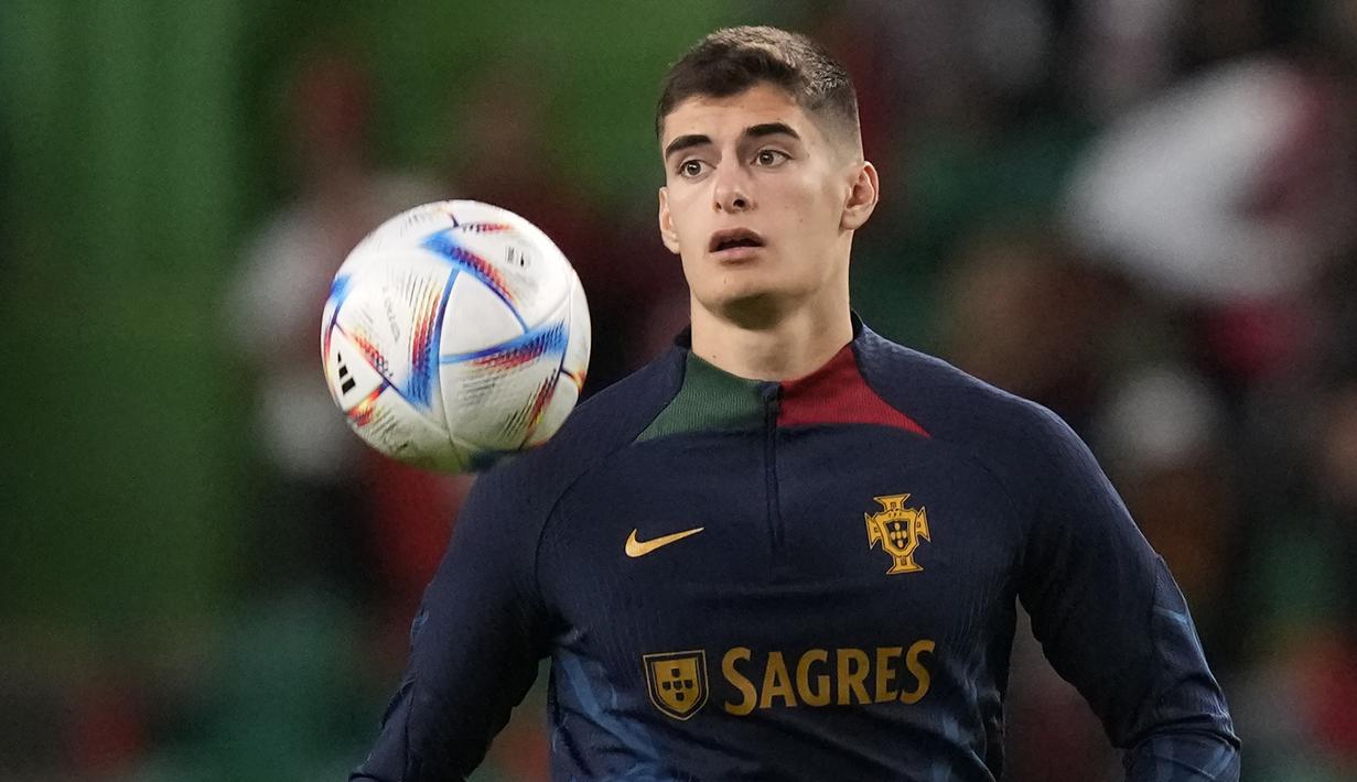 Antonio Silva. Bek tengah Portugal berusia 19 tahun yang baru saja dipromosikan dari tim U-23 ke tim utama Benfica pada awal musim 2022/2023 ini merupakan produk asli Akademi Benfica yang mulai menghuni akademi sejak 2018/2019. Ia langsung menjadi pilihan utama Benfica di kompetisi domestik maupun Eropa. Atas catatan tersebut, pelatih Timnas Portugal Fernando Santos memasukkannya ke dalam skuad Portugal ke Piala Dunia 2022, meskipun akhirnya belum diturunkan dalam dua laga awal Timnas Portugal di fase grup. (AP/Armando Franca)