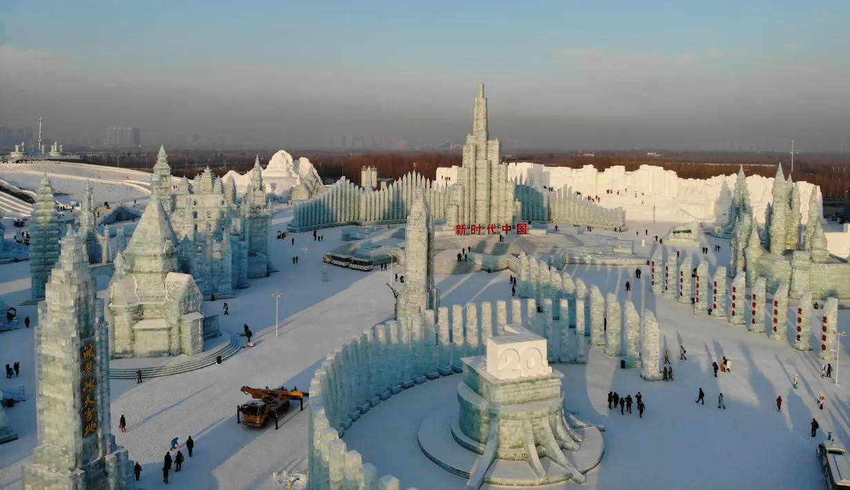 Patung-patung es pada Festival Salju dan Patung Es Internasional Harbin di Harbin, China, Senin (7/1). Tahun ini, Dunia es dan salju Harbin dibangun di atas lahan seluas 600 ribu meter persegi dan di dalamnya ada lebih dari 100 landmark. (FRED DUFOUR/AFP)