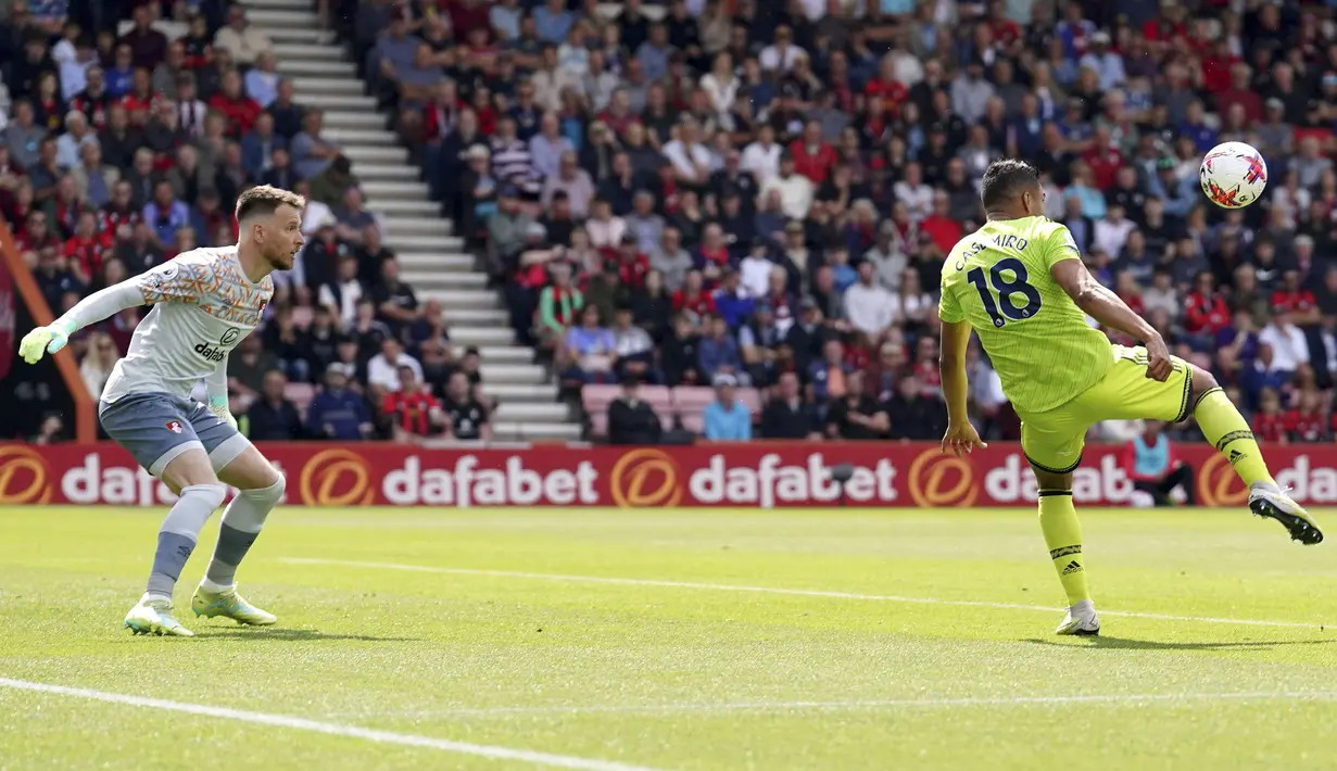 Pemain Manchester United, Casemiro (kanan), mnendang bola sambil membalikkan badannya ke gawang Bournemouth yang dijaga oleh Neto dalam pertandingan pekan ke-37 English Premier League 2022/2023 yang berlangsung di Vitality Stadium, Sabtu (20/5/2023). (AP/PA/Adam Davy)