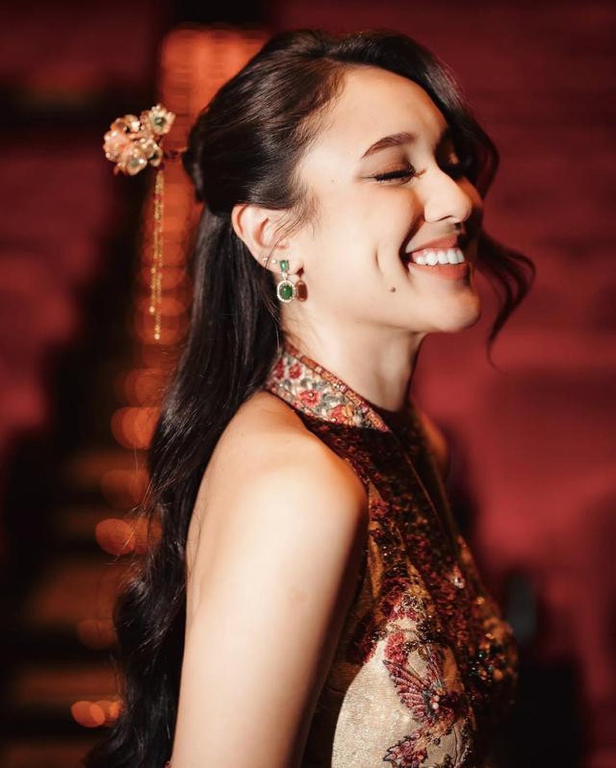 11 Potret Yasmine Napper Pakai Gaun, Selalu Elegan dan Memikat