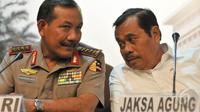 Jaksa Agung Prasetyo (kanan) berbincang dengan Kapolri Jenderal Pol. Badrodin Haiti (kiri) di sela-sela keterangan pers usai mengikuti rapat koordinasi terkait HAM di Gedung Kejaksaan Agung, Jakarta, Kamis (21/5/2015).  (Liputan6.com/Andrian M Tunay)