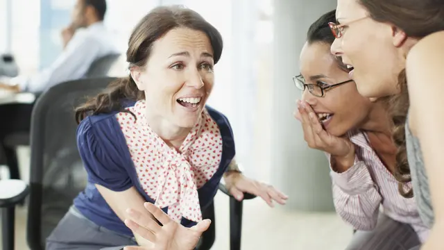 Ini Bahaya Gosip di Kantor
