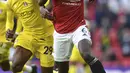 Gelandang Manchester United (MU), Paul Pogba berebut bola dengan gelandang Fulham, Andre-Frank Zambo Anguissa pada pekan 37 Liga Inggris di Stadion Old Trafford, Rabu (19/5/2021) dinihari WIB. MU kembali gagal menang setelah ditahan imbang 1-1 oleh tamunya Fulham. (AP Photo/Paul Ellis, Pool)