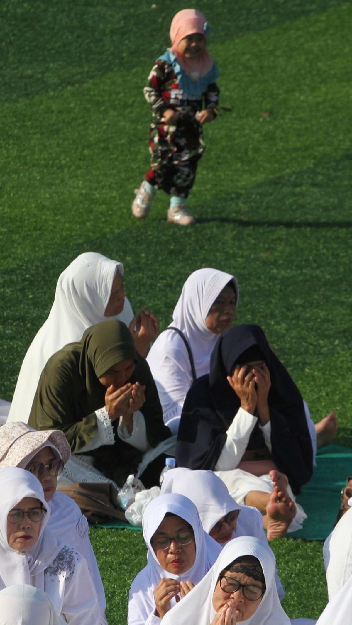 Membaca dzikir menjadi salah satu amalan yang harus dijalani untuk menyambut tahun baru Islam. Bacaan dzikir ini sama seperti selesai melaksanakan salat wajib.