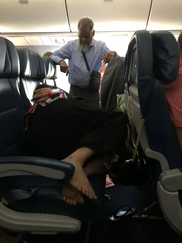 Rela Berdiri Selama 6 Jam dalam Penerbangan Demi Istri, Aksi Pria Ini Bikin Baper