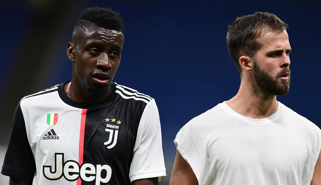 Gelandang Juventus, Blaise Matuidi, Miralem Pjanic, tampak kecewa usai timnya kalah saat menghadapi AC Milan pada laga lanjutan Serie A di San Siro, Rabu (8/7/2020) dini hari WIB. Juventus kalah 2-4 atas AC Milan. (AFP/Miguel Medina)