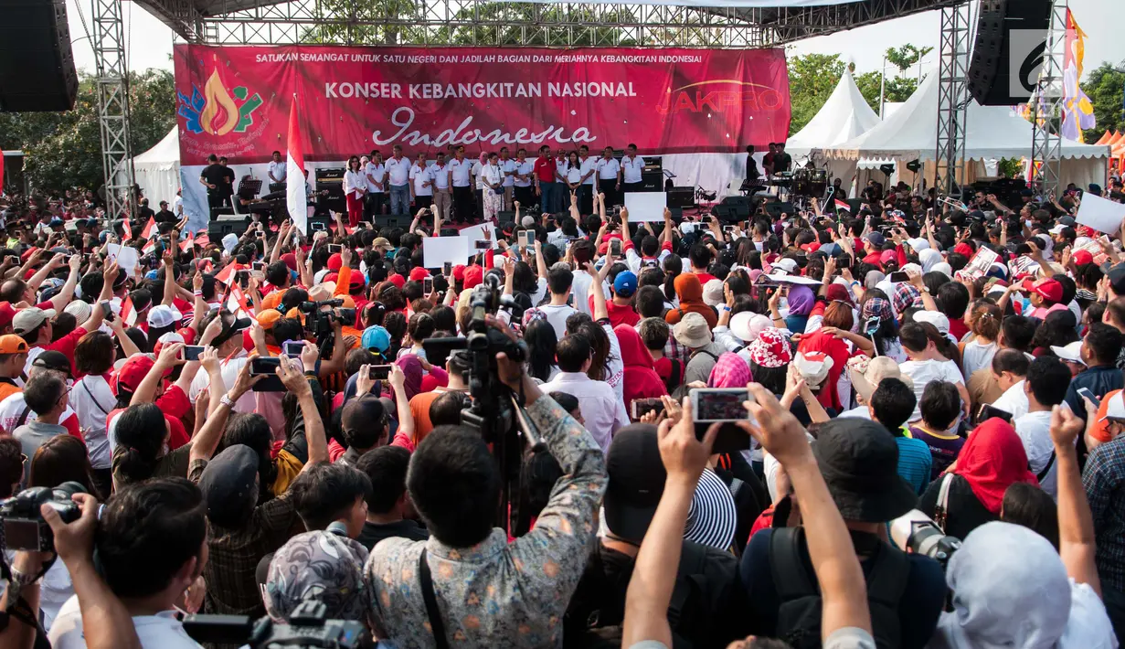 Suasana keramaian saat Konser Kebangkitan Nasional di Waduk Pluit, Penjaringan, Jakarta Utara, Sabtu (20/5). Konser ini bertajuk 'Satukan semangat untuk satu negeri dan jadilah bagian dari meriahnya kebangkitan Indonesia'. (Liputan6.com/Gempur M. Surya)