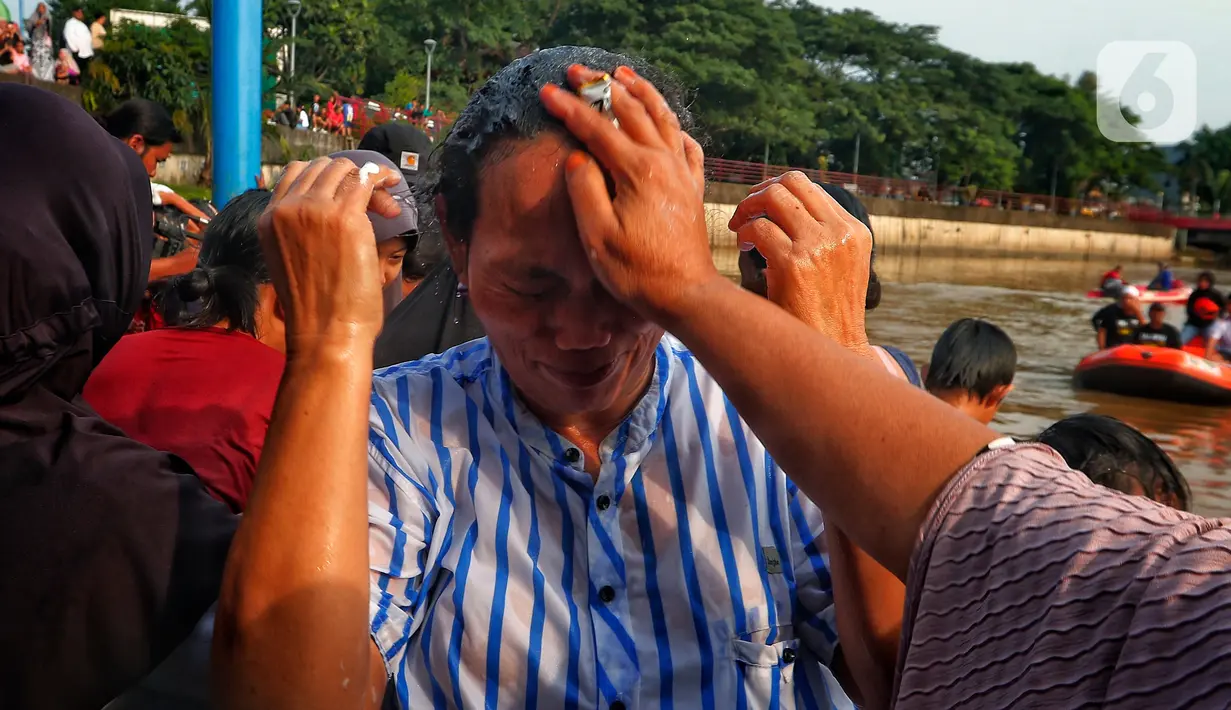 Tradisi keramas bareng di Sungai Cisadane sudah dilakukan sejak puluhan tahun lalu. (Liputan6.com/Angga Yuniar)