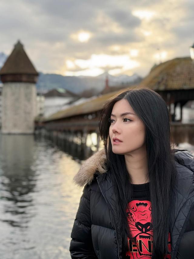 7 Potret Nita Gunawan Liburan ke Berbagai Negara Eropa di Awal Tahun 2024