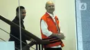 Wali Kota nonaktif Medan, Tengku Dzulmi Eldin bersiap menjalani pemeriksaan di gedung KPK, Jakarta, Senin (13/1/2020). Dzulmi Eldin kembali diperiksa KPK seabagai tersangka dalam kasus penerimaan suap dari Kepala Dinas PUPR Kota Medan Isya Ansyari. (merdeka.com/Dwi Narwoko)