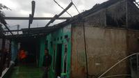 Salah satu rumah warga mengalami kerusakan pada bagian atap akibat puting beliung di Kecamatan Sawangan, Kota Depok. (istimewa)