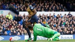 Striker Arsenal, Danny Welbeck, menaklukkan kiper Everton, Joel, untuk mencetak gol pertama dalam laga Liga Inggris di Stadion Goodison Park, Sabtu (19/3/2016). (Action Images via Reuters/Carl Recine)