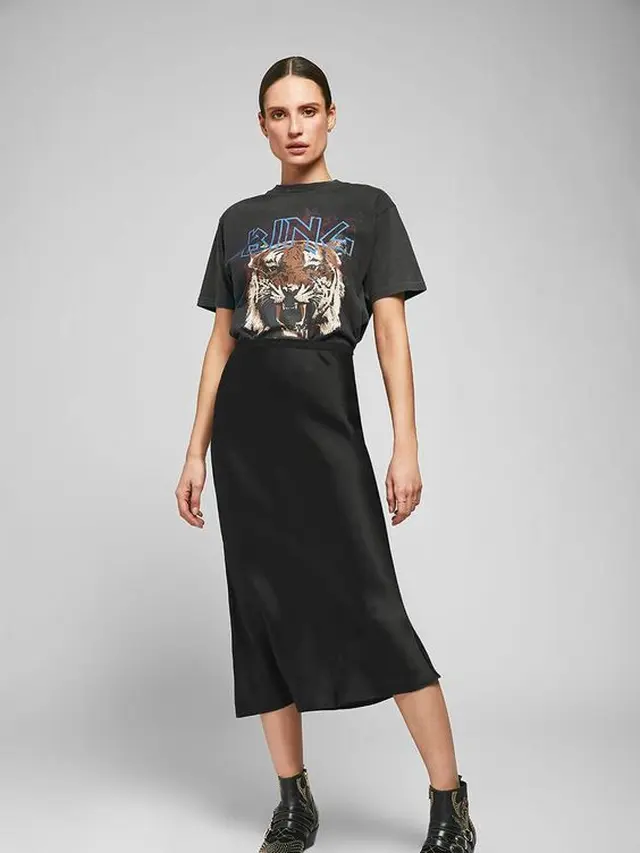 Rok Semi Span dan Kaos Bermotif